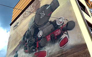 Ełk upamiętnił muralem czasy kolei parowej